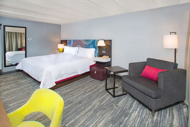 جناح بسرير كوين بغرفة نوم واحدة بمطبخ لذوي الإعاقة، Hampton Inn Suites Annapolis 4/8