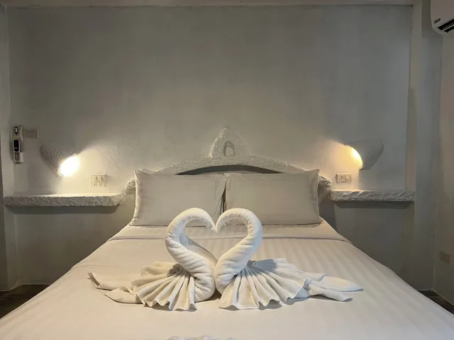 غرفة بسرير كوين، Harrys Steakhouse & Beach Hotel 2/3