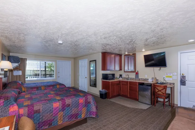 غرفة بسريرين كوين مع أريكة بمطبخ صغير، Gateway Inn 1/2