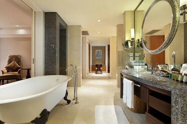 جناح بريميير بسرير كينج بإطلالة على البحر بشرفة بغرفة نوم واحدة، Sheraton Haikou Hotel 3/3