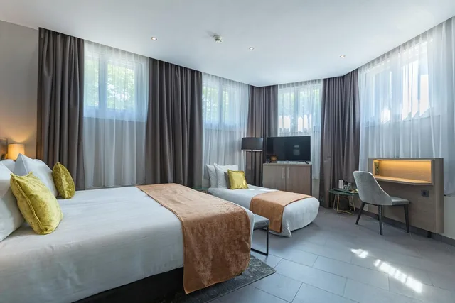 Comfort, 1 Double and 1 Single Bed, Partial View, Sofa، Leonardo Hotel Amsterdam Museum Quarter 2/2