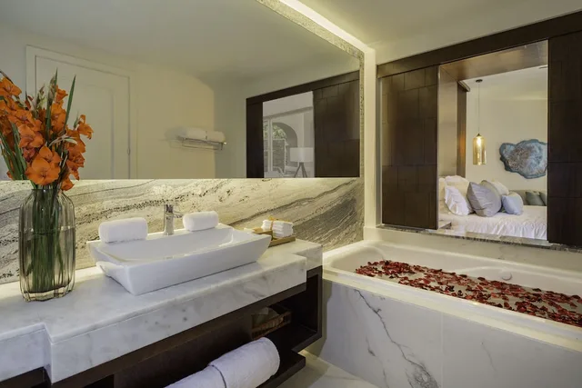 جناح جونيور بسريرين كوين بإطلالة جزئية على البحر، Secrets Royal Beach Punta Cana - Adults Only 2/2