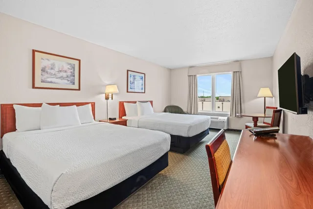 غرفة بسرير كينج وسريرين كوين، Days Inn & Suites by Wyndham Winkler 4/10