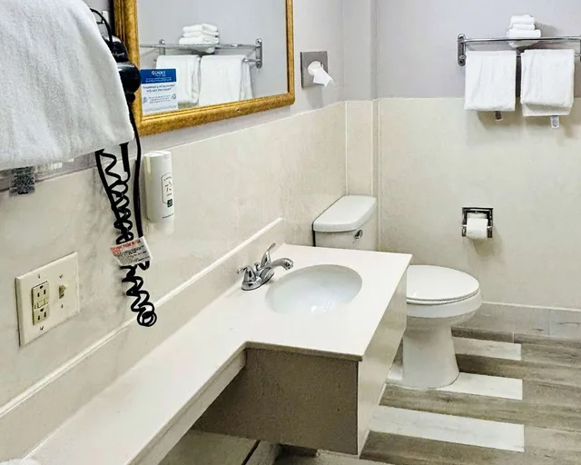 Room, 2 Queen Beds, Quality Inn Raynham - Taunton 6/9