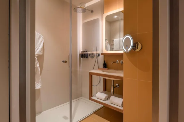 غرفة بسريرين منفصلين بإطلالة جزئية على البحر، Canopy by Hilton Cannes 2/3