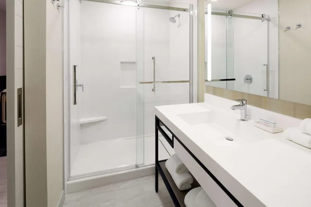 غرفة بريميوم بسرير كينج وسريرين كوين في الطابق العلوي، Hilton Garden Inn Montreal Midtown 5/8