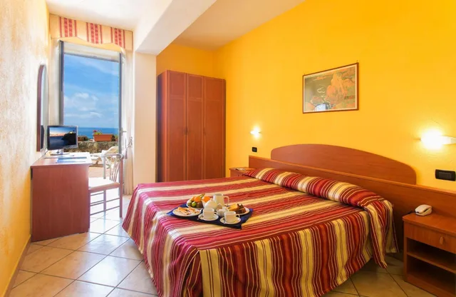 غرفة بسرير مزدوج أو سريرين منفصلين بإطلالة على البحر، Parco dei Principi Resort & Spa Ischia 5/7