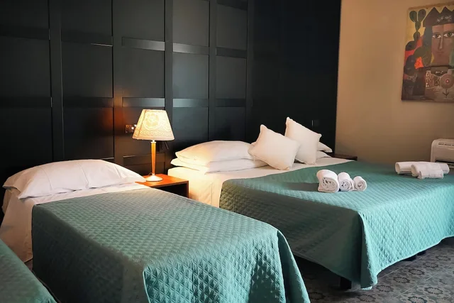 غرفة جونيور رباعية بأربعة أسرّة بإطلالة على المدينة، Santuzza Hotel Catania 2/4