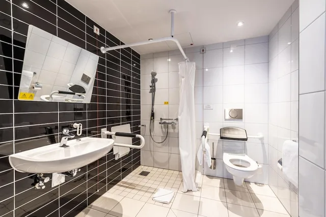 غرفة بسرير مزدوج لذوي الإعاقة، Premier Inn Dusseldorf City Centre 4/5