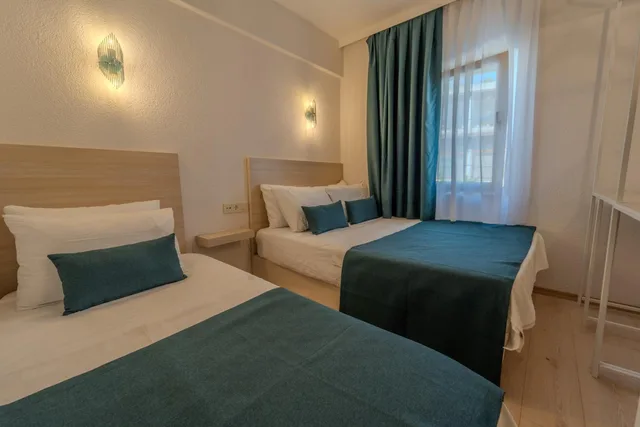 غرفة قياسية ثلاثية بسرير مزدوج وسرير فردي، Mia Hill Suites 1/1