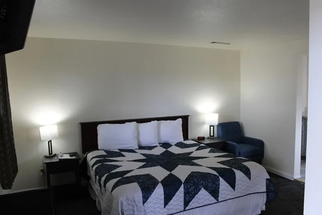 غرفة مفردة بسرير كينج بمطبخ صغير، Sprague Motel and RV Park 1/3