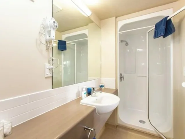 شقة بسرير كوين وسريرين منفصلين بغرفة نوم واحدة، Cranford Oak Motel 4/8