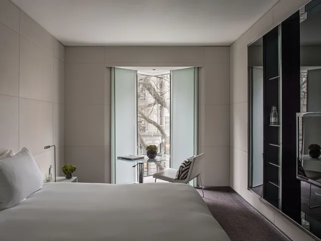 Always Me, King Bed, City View، Me London Hotel 3/8