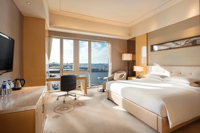Executive, King Bed, Lounge Access, HILTON DALIAN 1/10