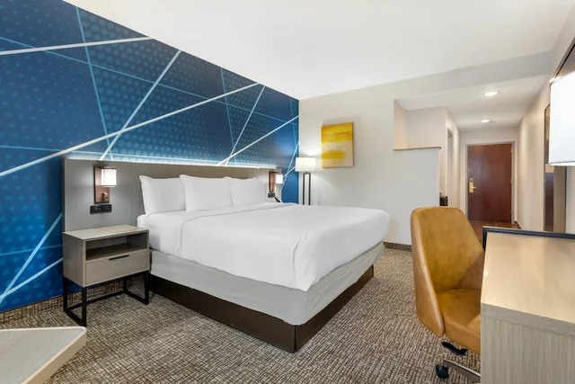 Room, King Bed, Comfort Suites East Brunswick - South River 2/5