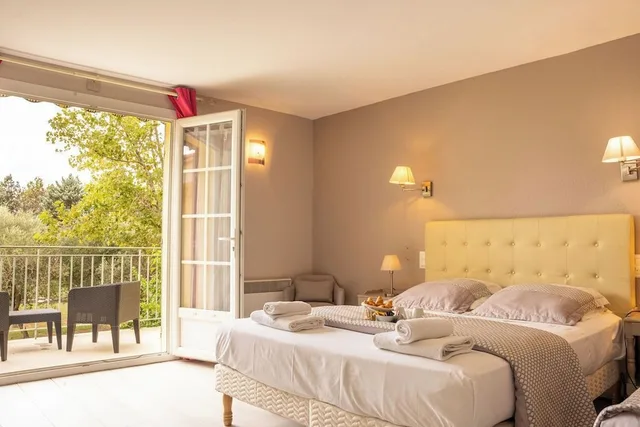 غرفة سوبيريور ثلاثية بسرير كوين وسرير فردي، HOTEL DES GRANGES 1/10