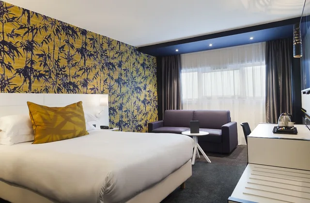 غرفة بسرير مزدوج مع أريكة، Hotel Inn Paris CDG Airport 2/8
