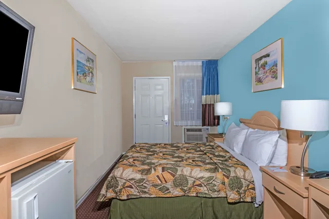 غرفة بسرير كوين، Howard Johnson By Wyndham Santa Cruz Beach Boardwalk 3/4