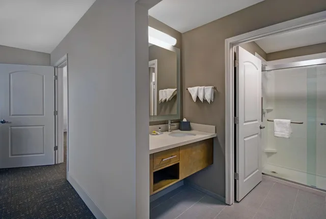 جناح بسريرين كوين بغرفة نوم واحدة مع أريكة، Staybridge Suites Sterling Heights Detroit Area 2/2