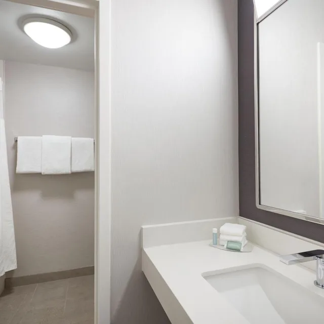 Room, 2 Double Beds, Bathtub, Accessible, Courtyard by Marriott Kansas City Overland Park/Metcalf, South of College Boulevard 5/7
