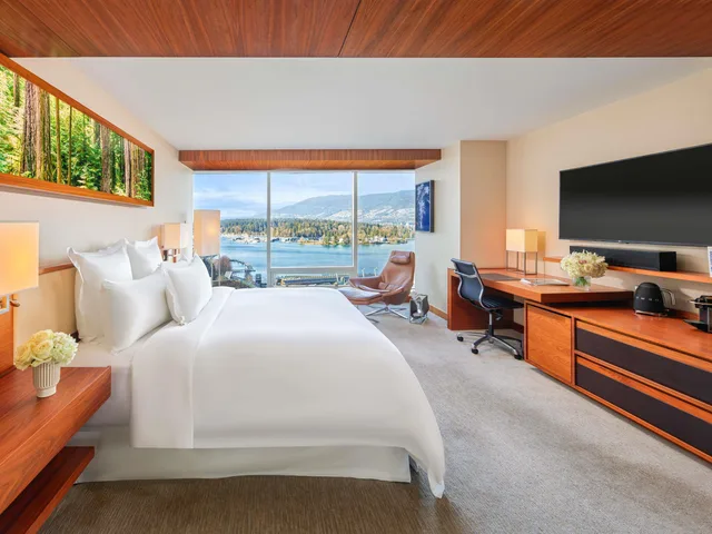جناح سيغنتشر بسرير كينج بإطلالة على المرفأ، Fairmont Pacific Rim 1/4