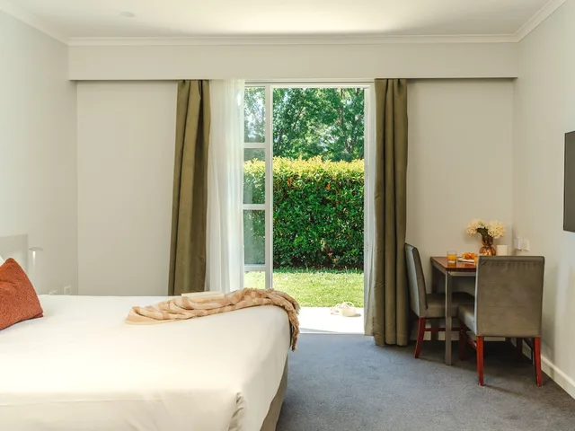 Courtyard, Studio, Apartment, Queen Bed، ABODE NARRABUNDAH 3/9