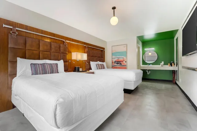 غرفة قياسية بسريرين كوين بإطلالة على الفناء، Heights House Hotel - Houston Heights Downtown, an Ascend Collection Hotel 2/10