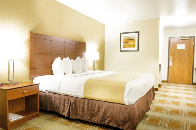 غرفة قياسية بسرير كينج للمدخنين، Best Western Kiva Inn 3/5