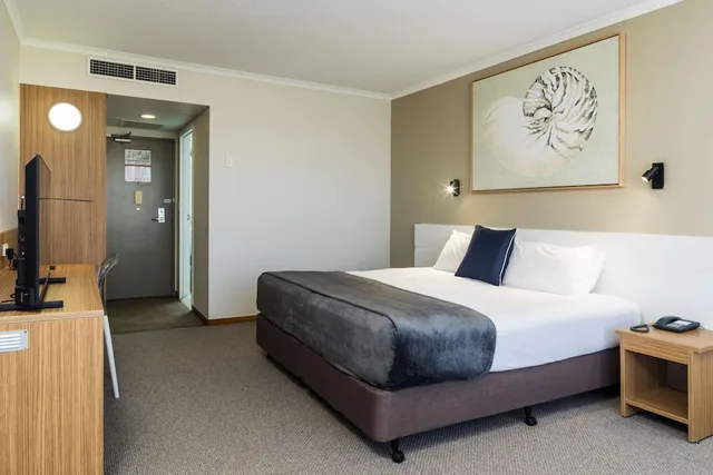 غرفة ديلوكس بسرير كينج بشرفة، Pacific Hotel Cairns 5/7