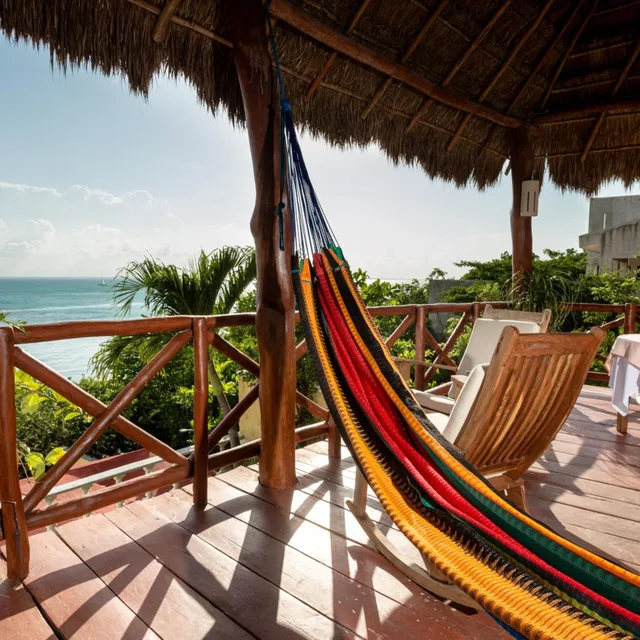 جناح، Hotel La Joya 2/3