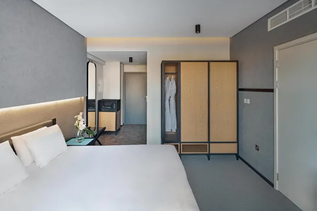 Efficiency, King Bed، JA The Manor Hotel, Dubai 1/3