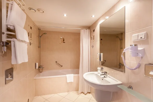غرفة ثلاثية بسرير كوين وسرير فردي، Qubus Hotel Legnica 3/3