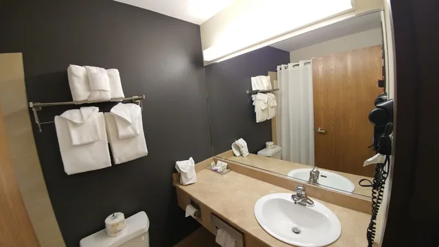 Suite, King Bed, Sofa, Hot Tub, Super 8 By Wyndham Quebec City 9/10