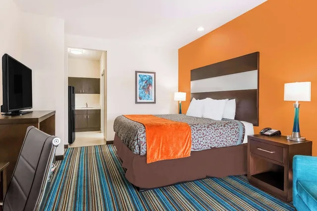 غرفة بسرير كينج، Days Inn & Suites by Wyndham Katy 6/9