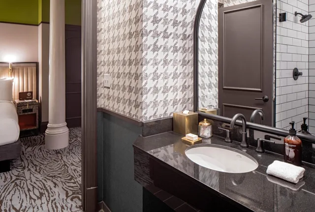 غرفة داخلية بسرير كوين، Pelham Hotel New Orleans 2/5