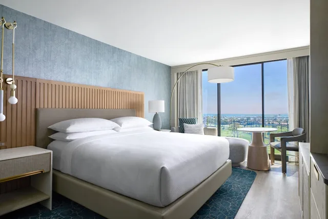 غرفة بسرير كينج بإطلالة على البحر لذوي الإعاقة، VEA Newport Beach, A Marriott Resort & Spa 1/3