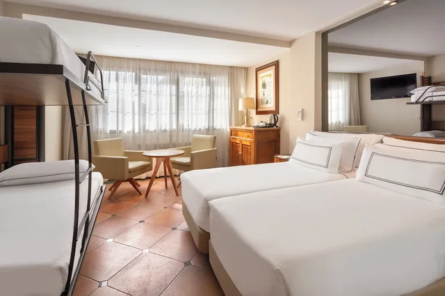 غرفة عائلية بسريرين منفصلين وسرير بطابقين، Melia Sol y Nieve 1/5