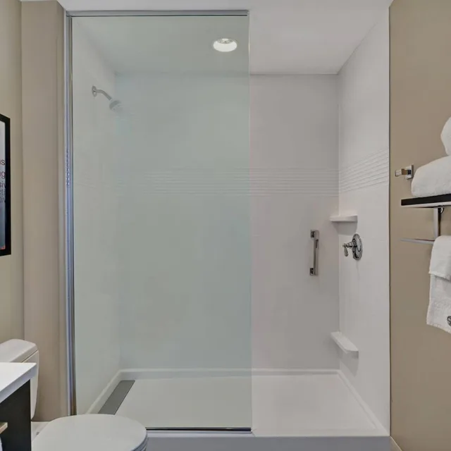 استوديو بسرير كينج مع أريكة بحوض استحمام لذوي الإعاقة، TownePlace Suites by Marriott Indianapolis Downtown 5/7
