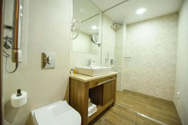 غرفة جونيور ثلاثية بسريرين منفصلين، Union Hotel Podgorica 1/1