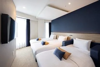 غرفة ثلاثية ركنية بسريرين منفصلين مع أريكة، Hotel Amanek Shinjuku Kabukicho 1/1