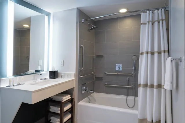 غرفة بسريرين كوين لذوي الإعاقة، Greensboro Marriott Downtown 3/3