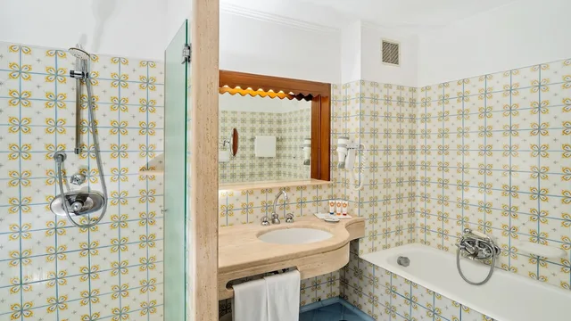 غرفة ديلوكس بسريرين منفصلين بإطلالة على البحر بشرفة، Hotel Belair 8/9