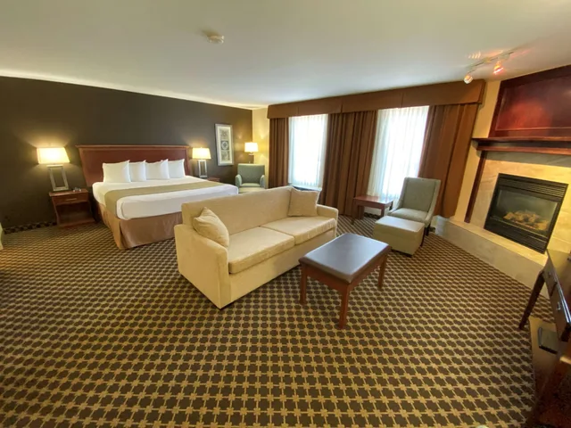 غرفة قياسية كبيرة بسرير كينج مع أريكة بحوض جاكوزي، Best Western Strathmore Inn 2/10