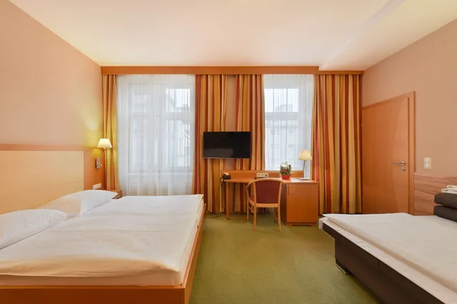 غرفة ثلاثية بسرير مزدوج وسرير فردي، Lucia Hotel 1/5
