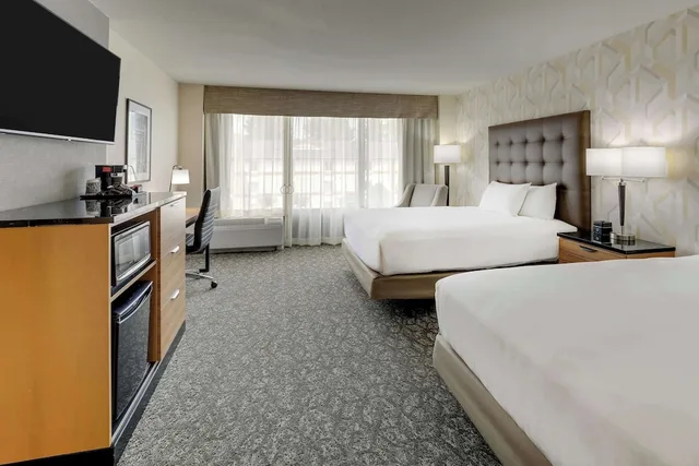 غرفة ديلوكس بسريرين كوين بحوض استحمام لذوي الإعاقة، Drury Inn and Suites Birmingham Lakeshore Drive 2/5