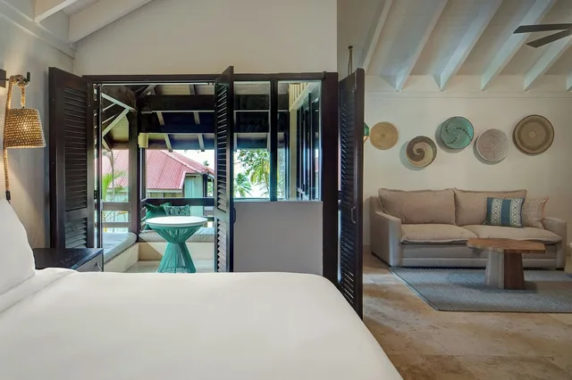 جناح جونيور بسرير كينج بإطلالة على البحر مع أريكة بمطبخ صغير، Carambola Beach Resort St. Croix, US Virgin Islands 1/3