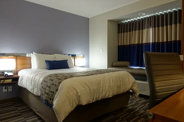 Room, Queen Bed, Microtel Inn & Suites By Wyndham Sault Ste. Marie 9/10
