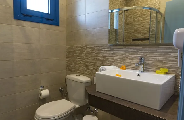 شقة عائلية بسريرين منفصلين وسرير كوين بإطلالة على البحر بغرفتي نوم مع أريكة، Loukas Hotel &amp; Apartments 5/5
