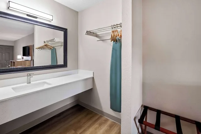 غرفة قياسية بسرير كينج، Days Inn By Wyndham Brownsville 5/6