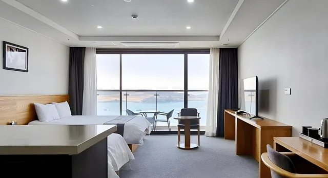 غرفة ديلوكس بسريرين منفصلين وسرير كوين وسرير فردي، Ocean Hill Hotel Yeosu 2/3